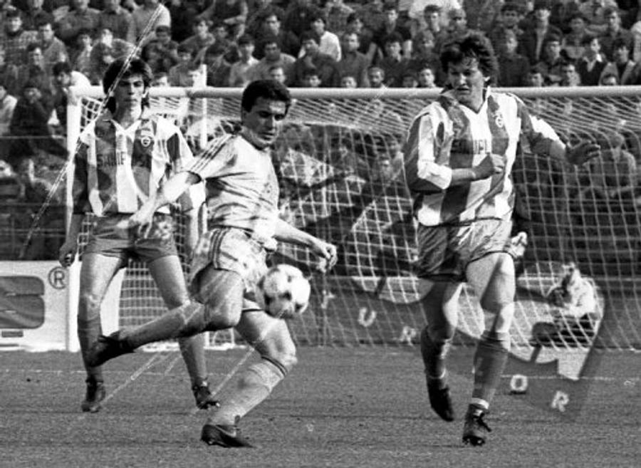 Lupescu, Hagi și Lupu într-unul dintre marile derby-uri Steaua - Dinamo Arestat și amenințat cu pistolul de al treilea om al lumii! Jucătorul român a luat un pumn de pastile în închisoare: „Bă, tu ești diamantul meu! O să fii cel mai bogat om din România”