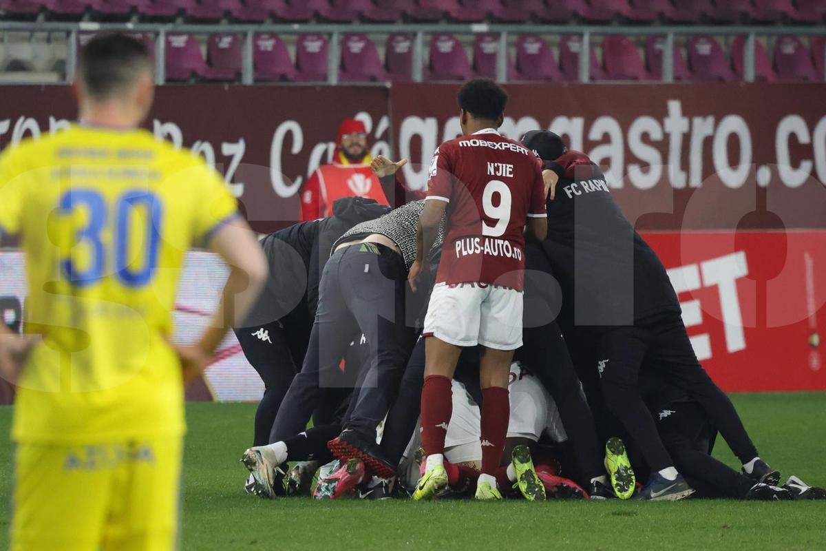 Momente INCREDIBILE în Giulești! Șumudică, sprint de 50 de metri după golul din prelungiri » Voicu a fugit să-l oprească, ce a urmat