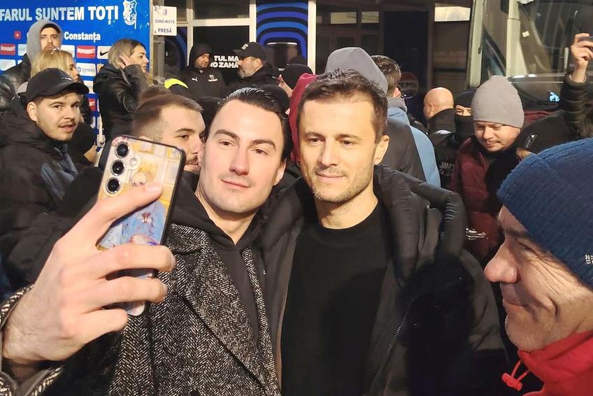 Imagine de la vestiare, Nicolescu luat la întrebări de fani.