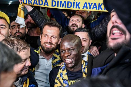 N'Golo Kante, întâmpinat de fani la aeroport la sosirea în Istanbul / Foto: Twitter