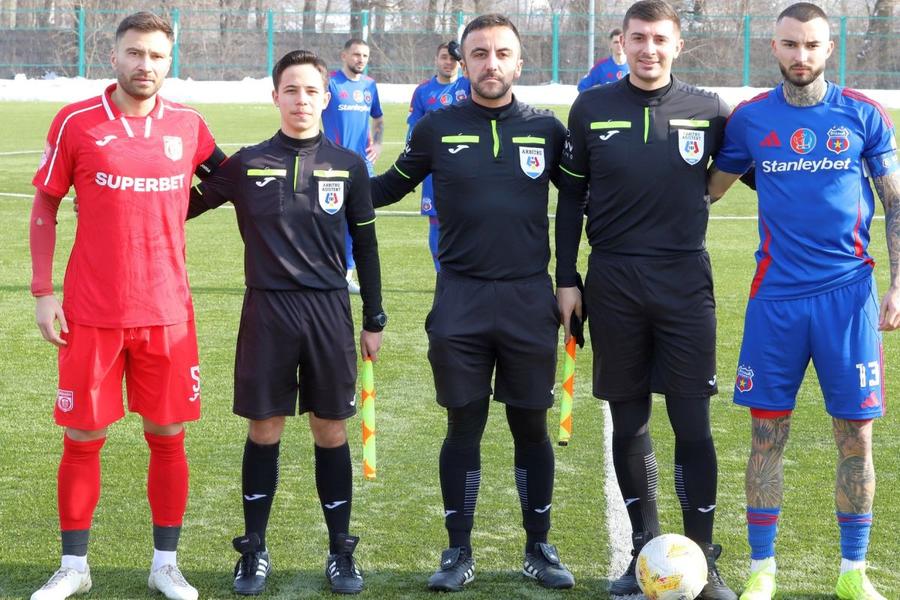 Alex Răuță, în stânga, în amicalul „câinilor” cu rivala din Ghencea / Sursă foto: Facebook@ CSA Steaua „Știu ce înseamnă Dinamo” » Fostul căpitan Alexandru Răuță s-a întors printre ai lui: „M-a atras proiectul”