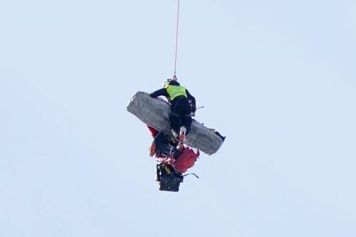 Henrik von Appen. schior transportat cu elicopterul / foto: SITA/AP