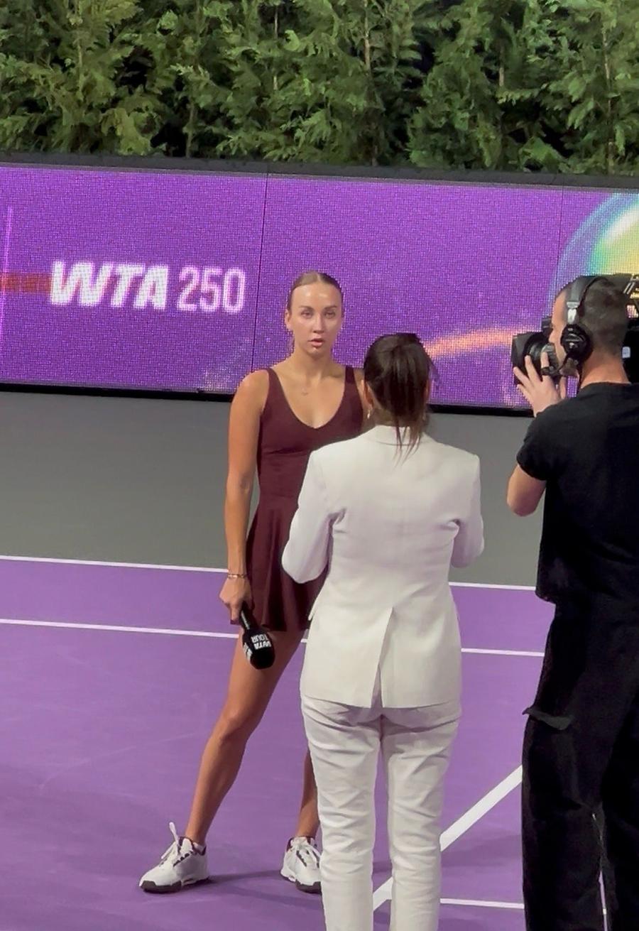 Anastasia Potapova, în timpul interviului acordat pe teren Campioana en-titre a Transylvania Open a revenit din nou de la 0-1 la seturi și le-a făcut o promisiune fanilor: „După ce închei aici”