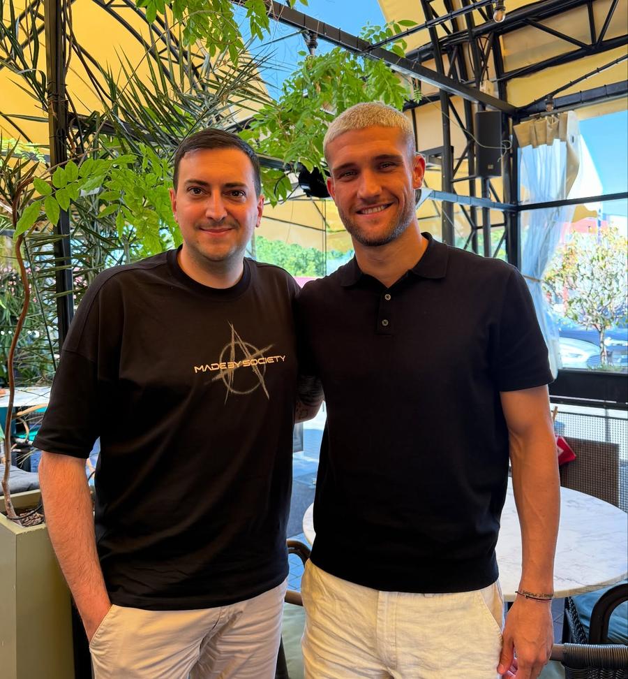 Vasile-Dan Goga, alături de Daniel Bîrligea, foto: facebook.com/vasiledangoga92 Juri Cisotti își asigură viitorul » A semnat la o cafea: „El și soția au ales”