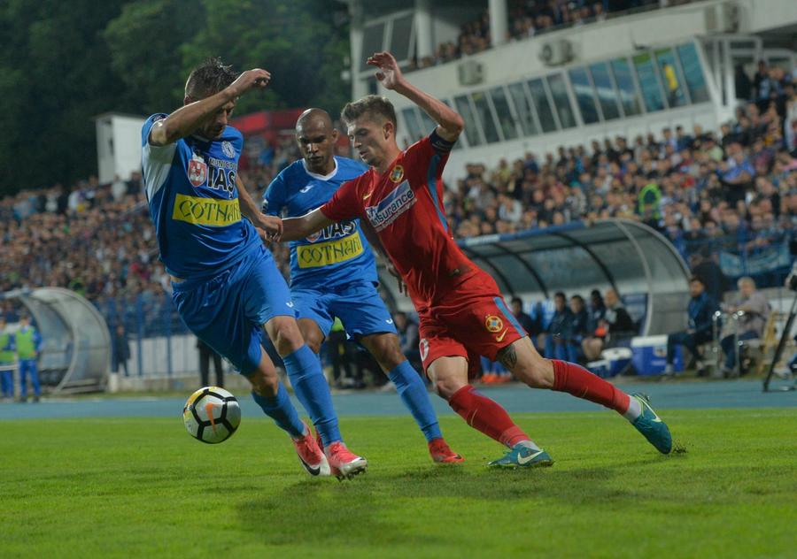 Tănase încearcă să treacă de jucătorii Iașiului. FCSB a pierdut meciul și, apoi, și titlul de campioană. Sursă: GSP EXCLUSIV Misterul antrenorului X. Cine i-a cerut lui Gigi Becali 200.000 de euro ca să piardă intenționat cu FCSB