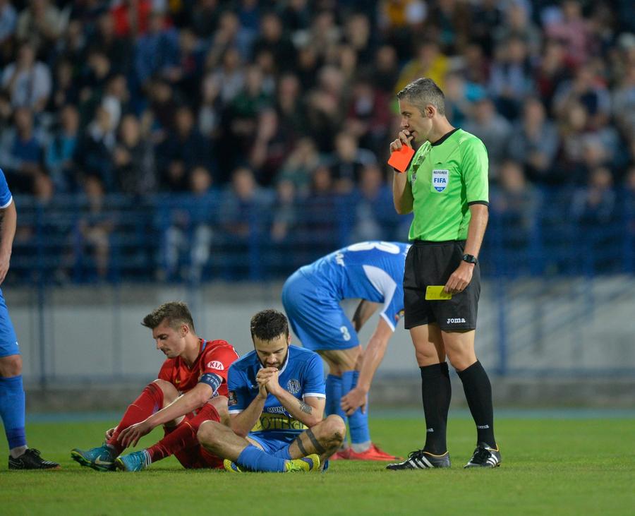 Albanezul Qaka este eliminat în meciul Poli Iași - FCSB 1-0. La o lună după joc, s-a transferat la FCSB. După alte două luni, revenea la Iași. Sursă: GSP EXCLUSIV Misterul antrenorului X. Cine i-a cerut lui Gigi Becali 200.000 de euro ca să piardă intenționat cu FCSB