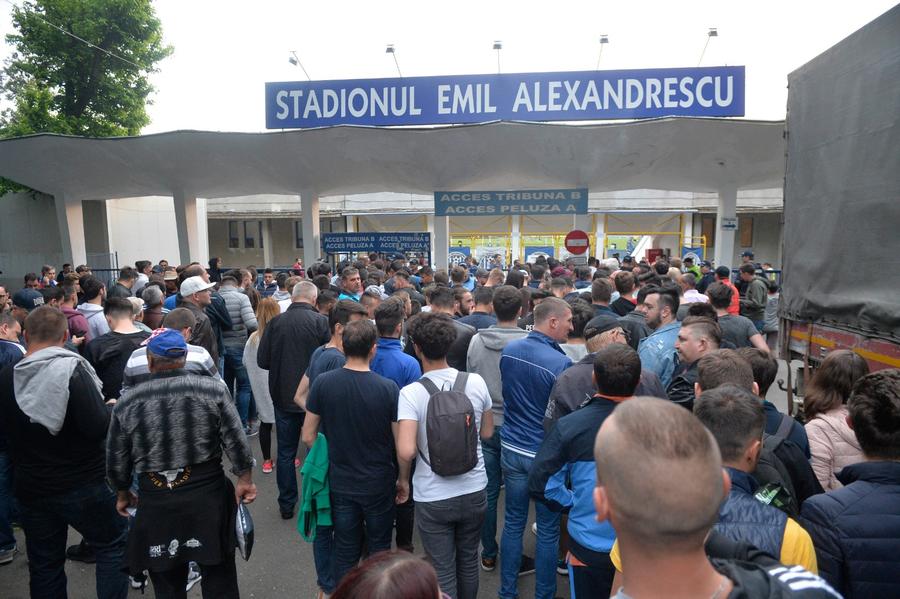 Fanii au umplut stadionul din Iași la meciul cu FCSB din mai 2018. În paralel, susține Becali, cineva din club încerca să vândă partida. Sursă: GSP EXCLUSIV Misterul antrenorului X. Cine i-a cerut lui Gigi Becali 200.000 de euro ca să piardă intenționat cu FCSB