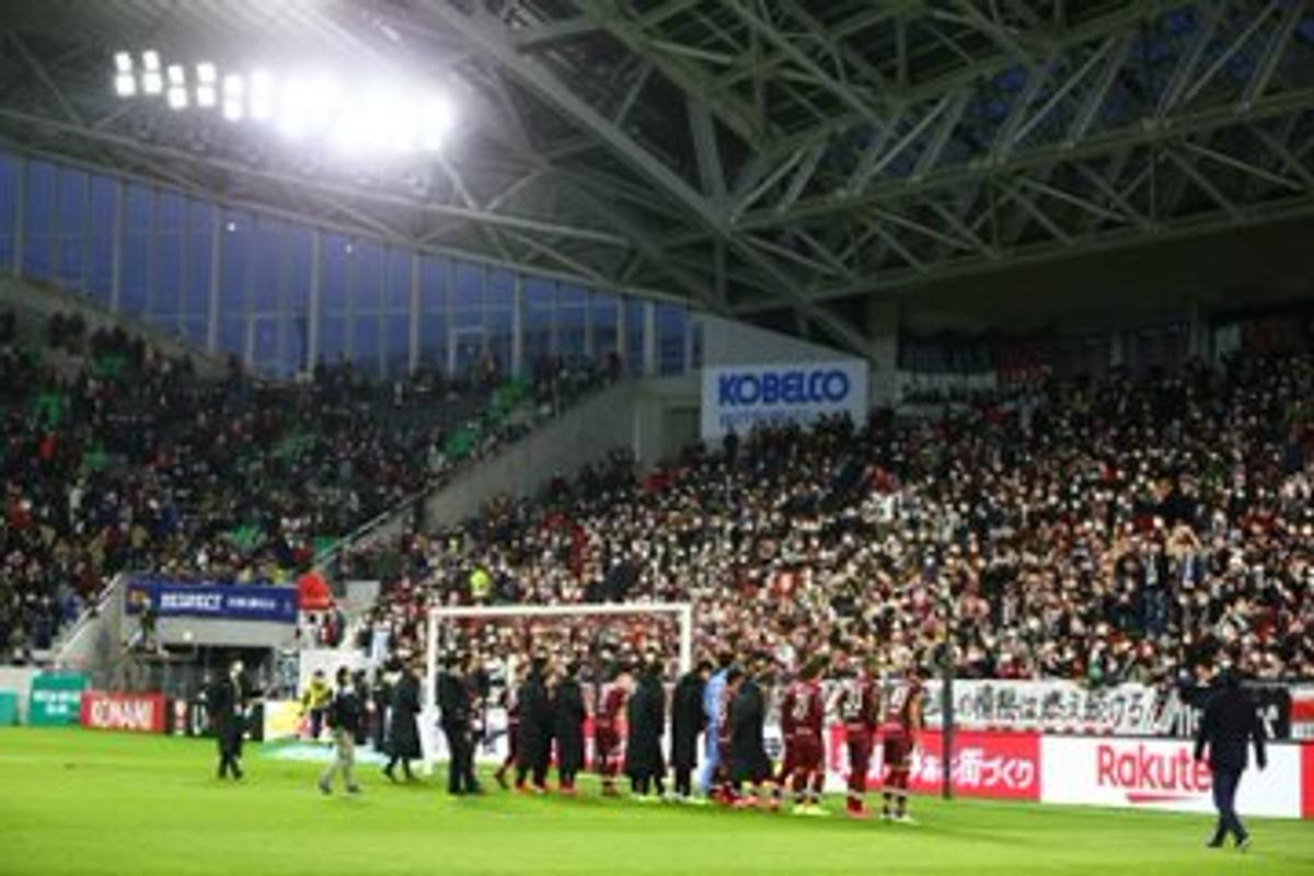 VIDEO+FOTO Toți ochii pe Iniesta! Imagini spectaculoase din Japonia: mii de oameni cu măști medicinale în tribunele lui Vissel Kobe