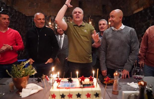 FOTO Imagini spectaculoase de la aniversarea lui Marius Șumudică » A primit un cadou inedit