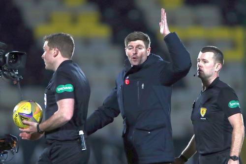 Steven Gerrard, nervos pe arbitrul John Beaton // foto: Guliver/gettyimages
