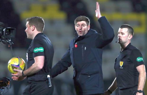 Motivul eliminării lui Steven Gerrard la meciul cu Livingston » Ce i-a strigat arbitrului
