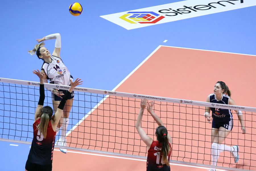 Alexia e stângace și are un atu în plus pe teren FOTO CEV EXCLUSIV Puștoaica-minune din voleiul românesc doboară record după record » Joacă prima finală europeană la 17 ani!