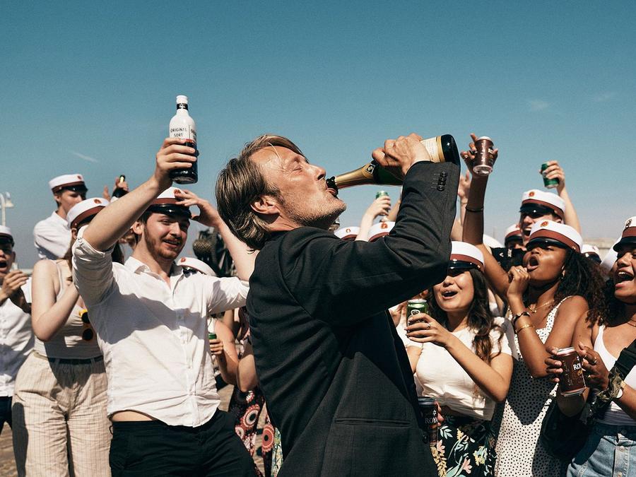 Imagine din filmul „Another Round”, cu Mads Mikkelsen în rolul principal ProPublica, platforma de investigații cea mai importantă din SUA, elogiază „munca absolut extraordinară a ziariștilor de la Gazeta Sporturilor”
