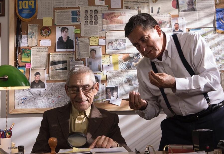 Imagine din filmul „The Mole Agent” ProPublica, platforma de investigații cea mai importantă din SUA, elogiază „munca absolut extraordinară a ziariștilor de la Gazeta Sporturilor”