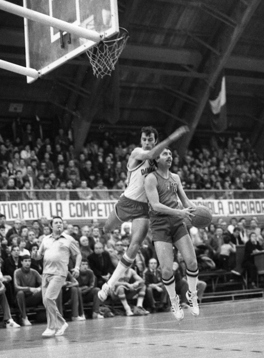 Anton Netolitzchi într-o imagine de arhivă, pe vremea când era jucător, într-o partidă contra rivalilor de la Dinamo Foto Gazeta Sporturilor Anton Netolitzchi luptă pentru viață » Legendarul baschetbalist se zbate la ATI, intubat