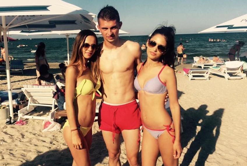 Florin Tănase, încadrat de cele două surori ale sale: Dana (stânga) și Cristina (dreapta) / FOTO facebook.com/dana.tanase.777