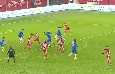 Greșeală de arbitraj în Sepsi - FCU Craiova! „Centralul” n-a văzut un penalty evident