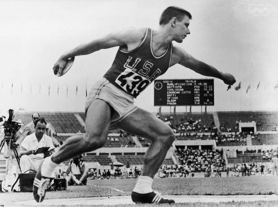 Alfred Oerter Jr. a fost inclus în IAAF Hall of Fame Al, întâiul careu de aur olimpic