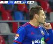 Adi Popa, singur în fața porții, nu primește pasa de la Buhăescu, apoi în bate obrazul  / FOTO: Captură @Digi Sport 1