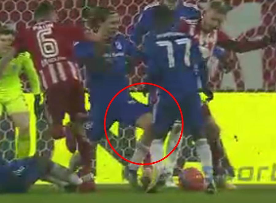 FOTO: Captură @Digi Sport Greșeală de arbitraj în Sepsi - FCU Craiova! „Centralul” n-a văzut un penalty evident