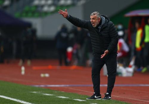 Al Sharjah, echipa antrenată de Cosmin Olăroiu, a suferit o înfrângere, în deplasare, în meciul împotriva celor de la Al-Jazira, scor 1-0.