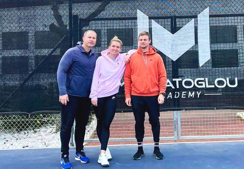 Simona Halep alături de Theo Cercel (stânga) și de Arnaud Restifo (dreapta)
