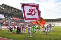 Imagini FABULOASE filmate de reporterul GSP: jucătorii de la Dinamo sărbătoresc cu fanii victoria care le dă aripi!
