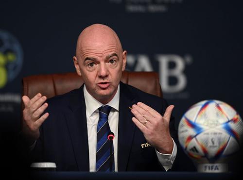 Gianni Infantino, strâns cu ușa de FIFPRO / Foto: Imago