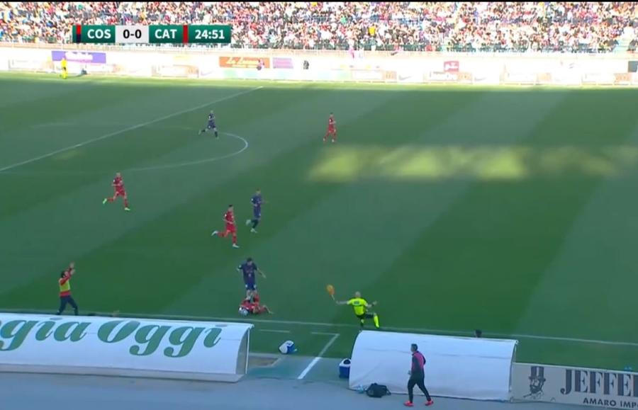 Accidentare șocantă și gravă a unui arbitru în Serie B. A fost scos pe targă și dus la spital!