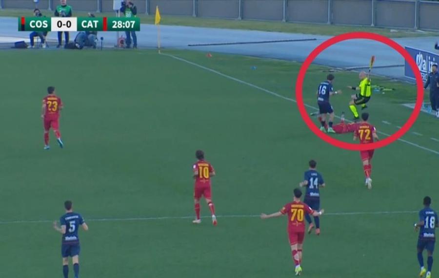 Accidentare șocantă și gravă a unui arbitru în Serie B. A fost scos pe targă și dus la spital!