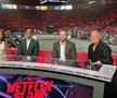 Andy Roddick și Andre Agassi, în dreapta, la masa de la care au comentat Netflix Slam