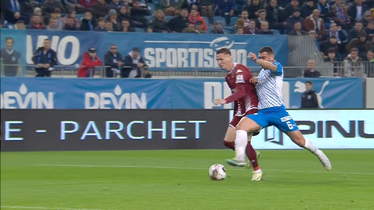 primul penalty pe care Rapid ar fi trebuit să-l primească la Craiova, foto: captură de ecran Orange Sport