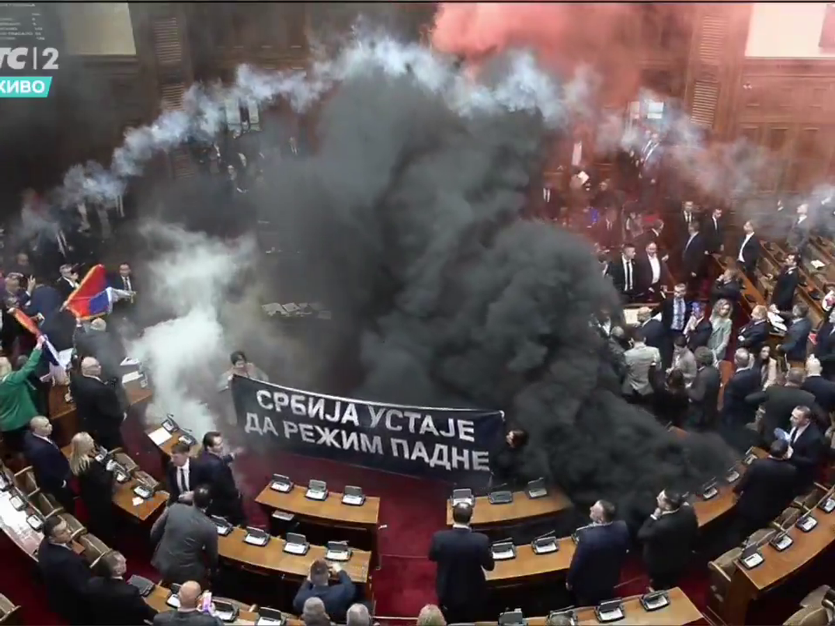 Mai rău decât în peluze! Scene șocante în parlamentul Serbiei, unde s-a aruncat cu petarde și fumigene, iar o deputată a făcut atac cerebral