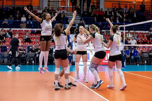Voleibalistele de la Alba Blaj, bucurie în meciul cu Vasas Budapesta Foto: CEV