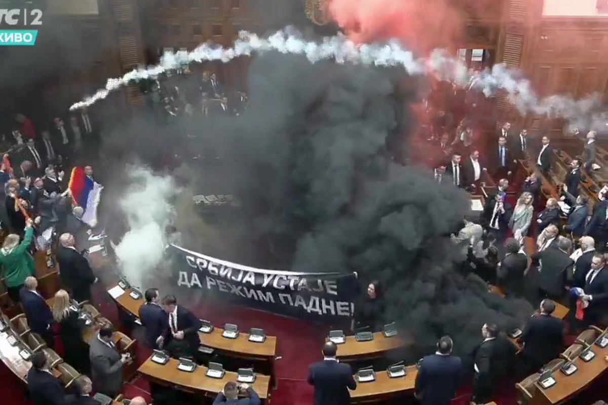 Mai rău decât în peluze! Scene șocante în parlamentul Serbiei, unde s-a aruncat cu petarde și fumigene, iar o deputată a făcut atac cerebral