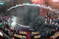 Mai rău decât în peluze! Scene șocante în parlamentul Serbiei, unde s-a aruncat cu petarde și fumigene, iar o deputată a făcut atac cerebral