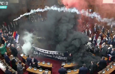 Mai rău decât în peluze! Scene șocante în parlamentul Serbiei, unde s-a aruncat cu petarde și fumigene, iar o deputată a făcut atac cerebral