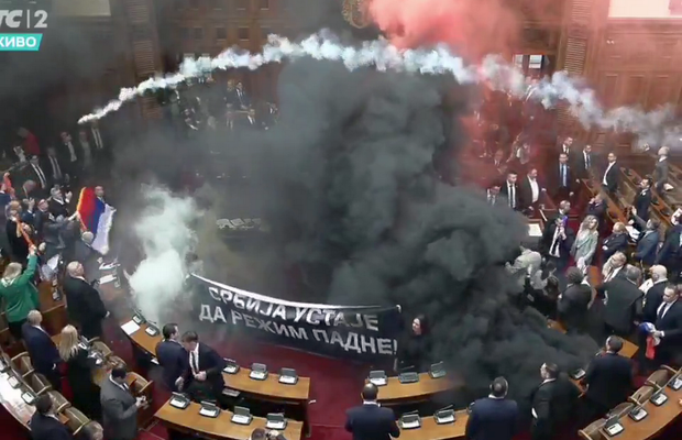 Mai rău decât în peluze! Scene șocante în parlamentul Serbiei, unde s-a aruncat cu petarde și fumigene, iar o deputată a făcut atac cerebral
