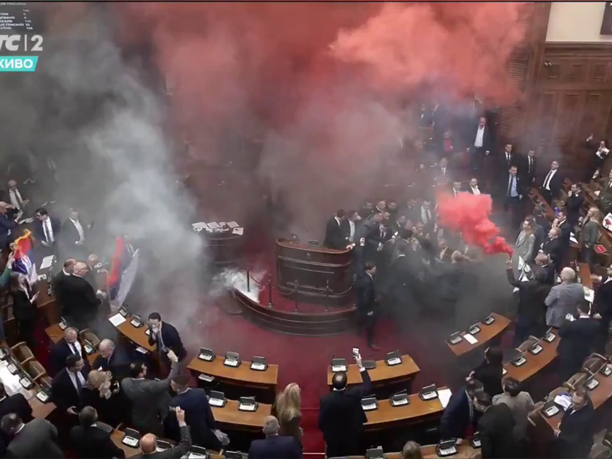 Mai rău decât în peluze! Scene șocante în parlamentul Serbiei, unde s-a aruncat cu petarde și fumigene, iar o deputată a făcut atac cerebral