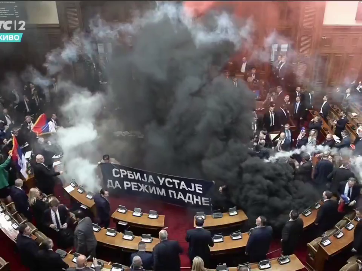 Mai rău decât în peluze! Scene șocante în parlamentul Serbiei, unde s-a aruncat cu petarde și fumigene, iar o deputată a făcut atac cerebral
