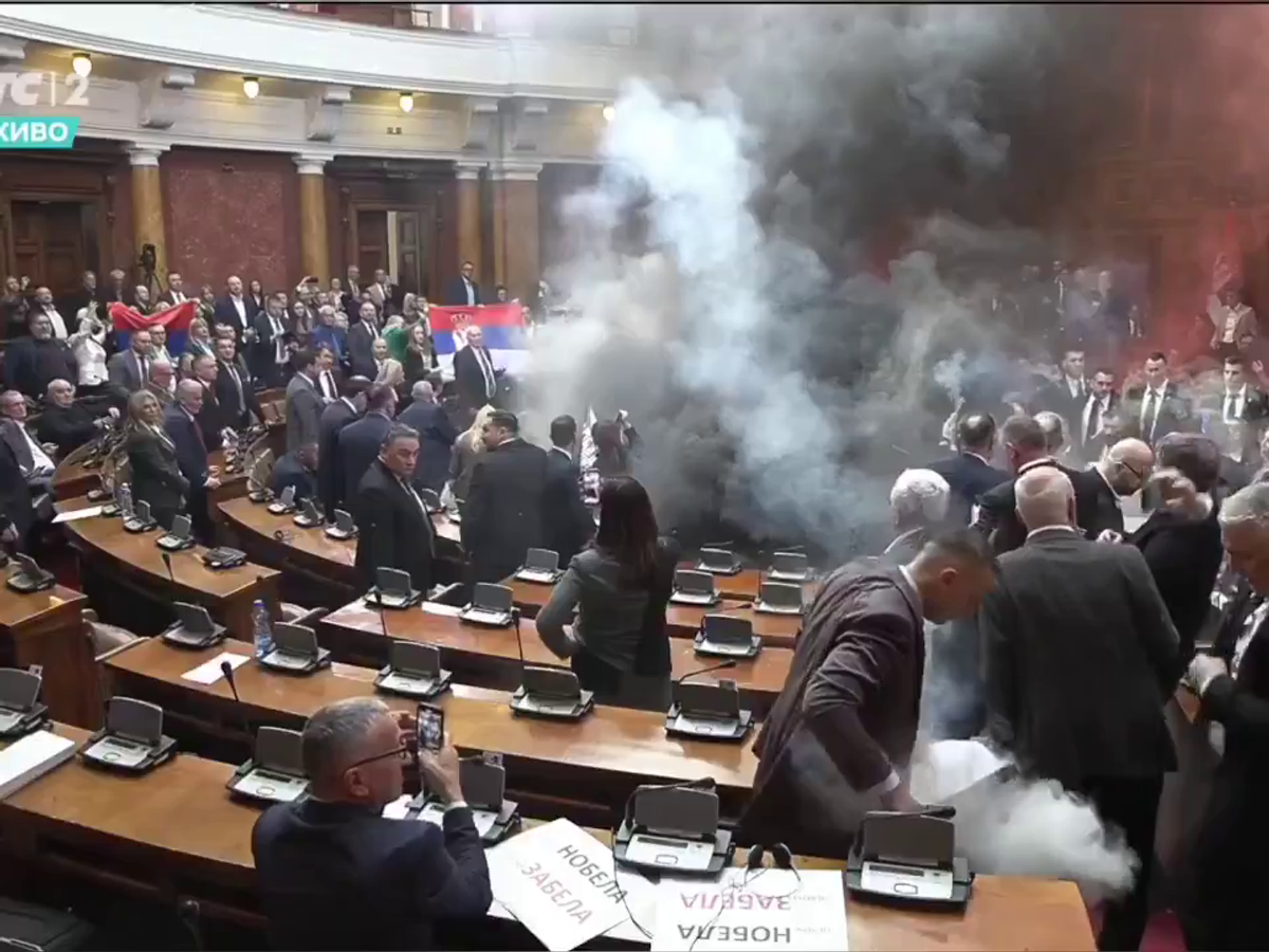 Haos în parlamentul Serbiei