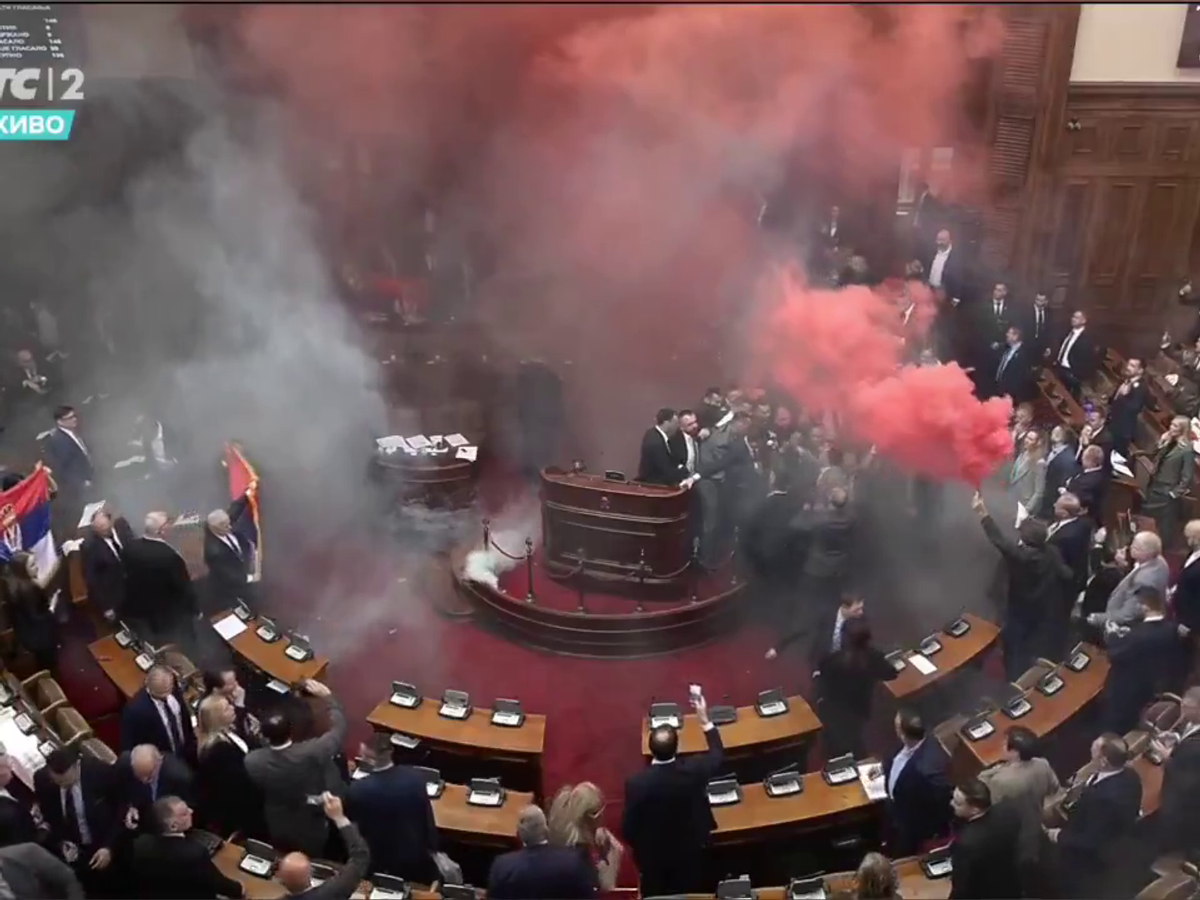 Mai rău decât în peluze! Scene șocante în parlamentul Serbiei, unde s-a aruncat cu petarde și fumigene, iar o deputată a făcut atac cerebral