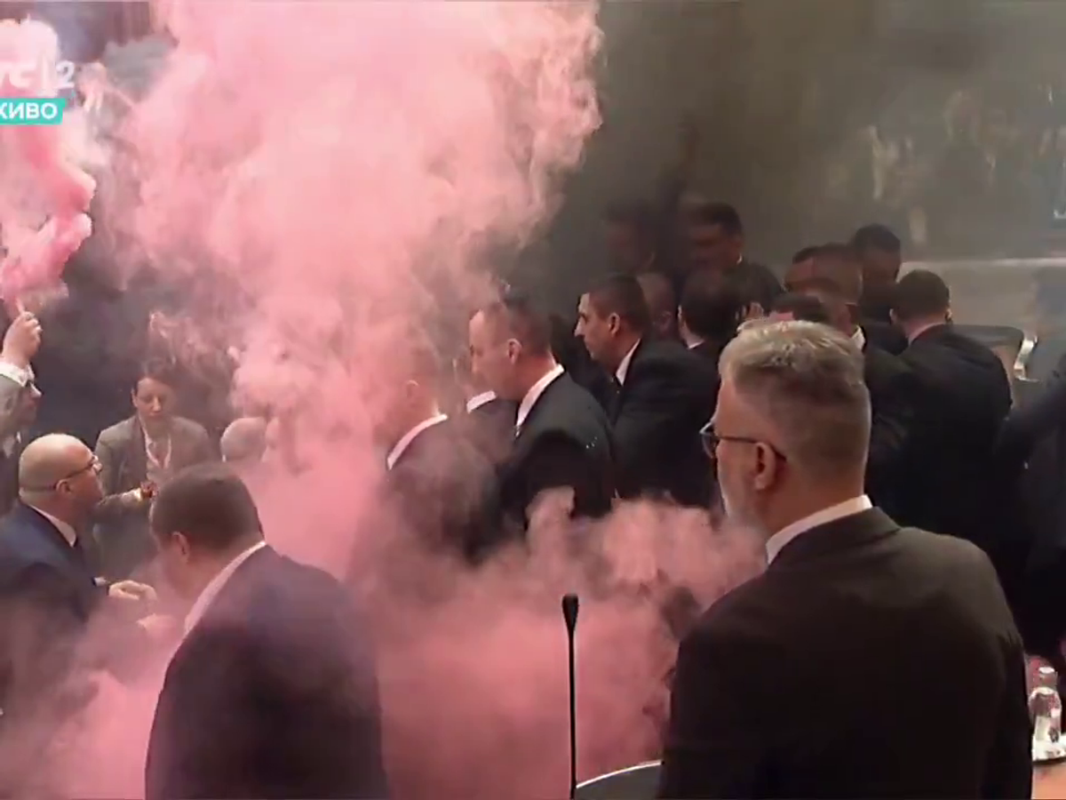 Mai rău decât în peluze! Scene șocante în parlamentul Serbiei, unde s-a aruncat cu petarde și fumigene, iar o deputată a făcut atac cerebral
