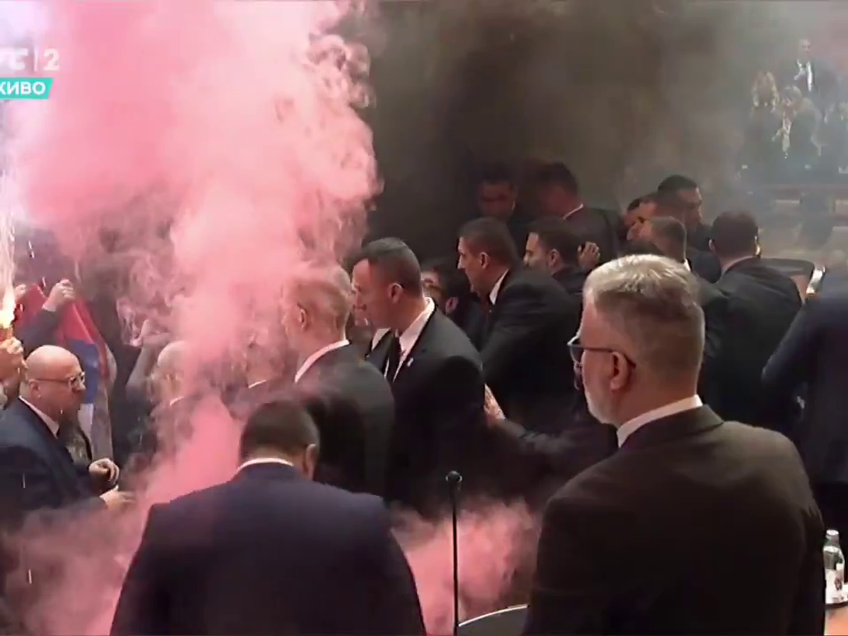 Mai rău decât în peluze! Scene șocante în parlamentul Serbiei, unde s-a aruncat cu petarde și fumigene, iar o deputată a făcut atac cerebral