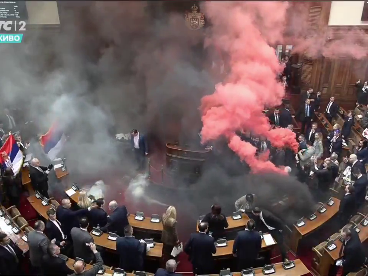Mai rău decât în peluze! Scene șocante în parlamentul Serbiei, unde s-a aruncat cu petarde și fumigene, iar o deputată a făcut atac cerebral