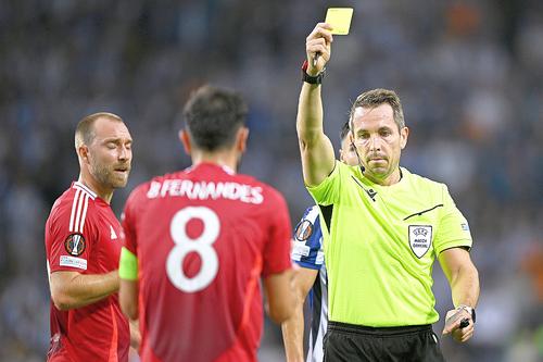 Tobias Stieler, arătându-i cartonașul galben lui Bruno Fernandes // foto: Guliver/gettyimages