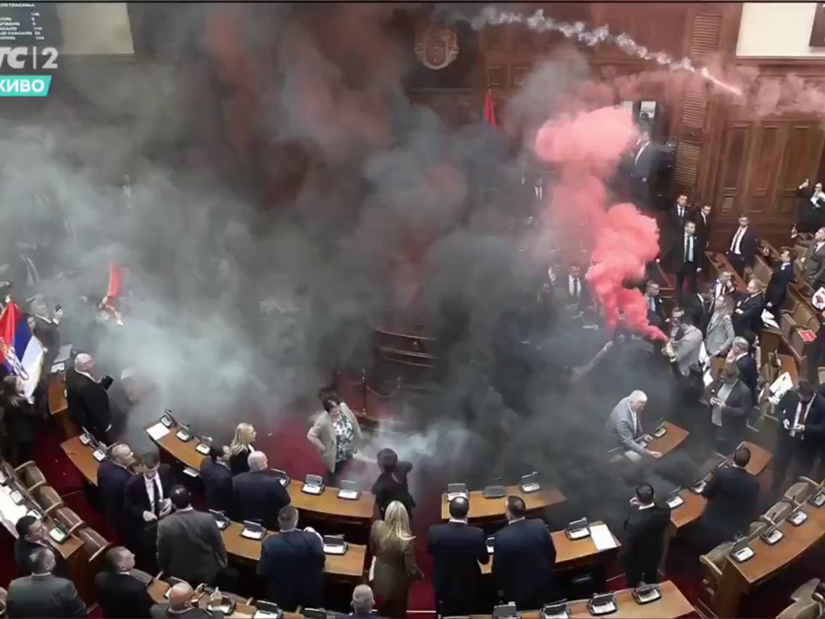 Mai rău decât în peluze! Scene șocante în parlamentul Serbiei, unde s-a aruncat cu petarde și fumigene, iar o deputată a făcut atac cerebral