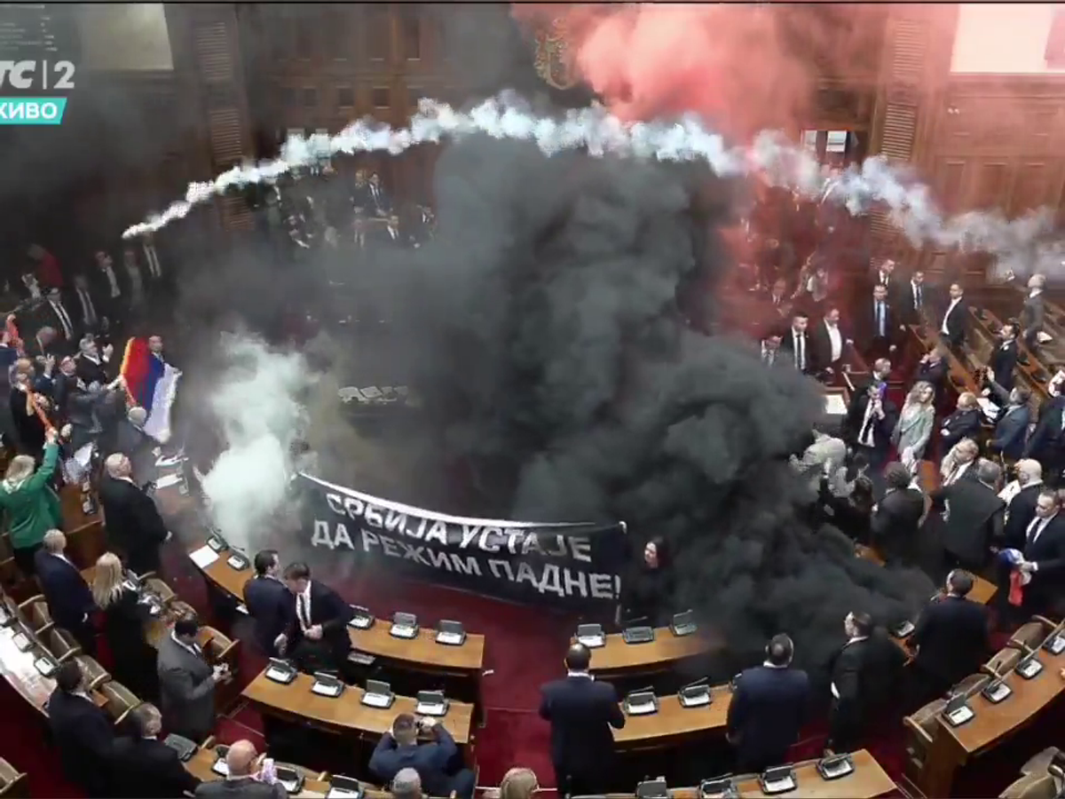 Mai rău decât în peluze! Scene șocante în parlamentul Serbiei, unde s-a aruncat cu petarde și fumigene, iar o deputată a făcut atac cerebral