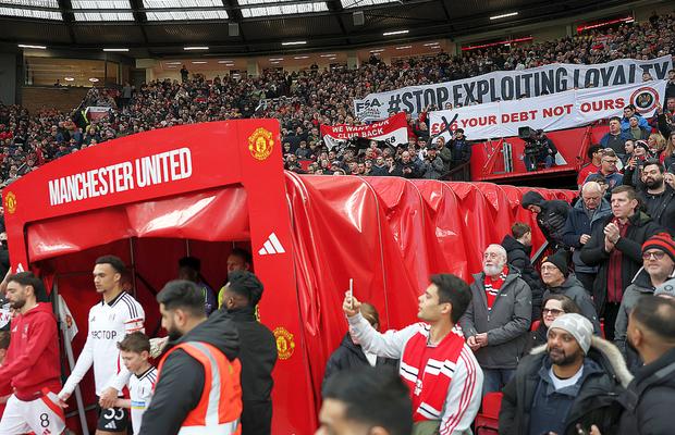 Suporterii lui Manchester United vor fi îmbrăcați în negru contra lui Arsenal: „Sir Matt Busby s-ar răscoli în mormânt”