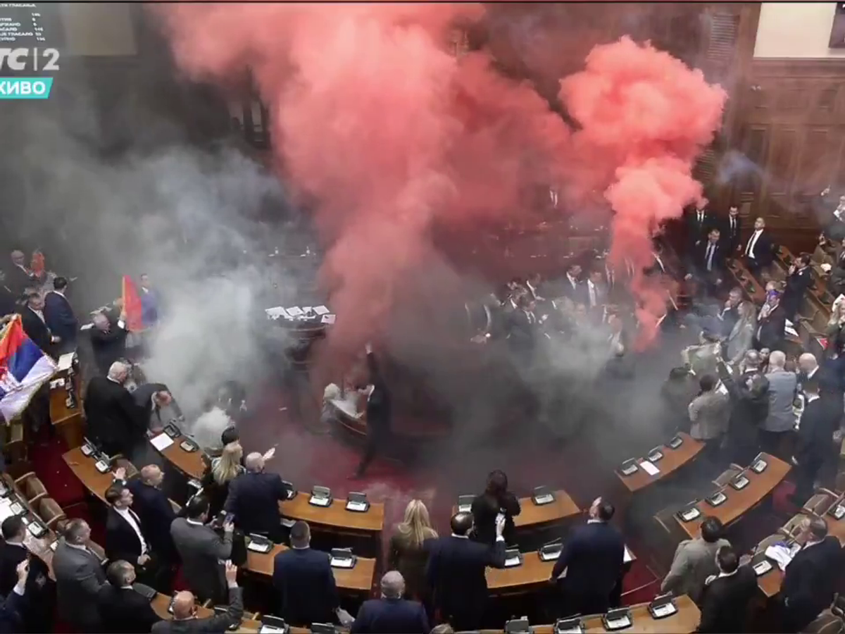 Mai rău decât în peluze! Scene șocante în parlamentul Serbiei, unde s-a aruncat cu petarde și fumigene, iar o deputată a făcut atac cerebral